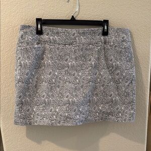 White and black short skirt with pockets.